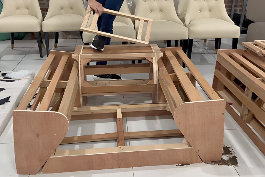 Sofa được làm từ khung gỗ Sồi có độ bền cao hơn so với gỗ Keo