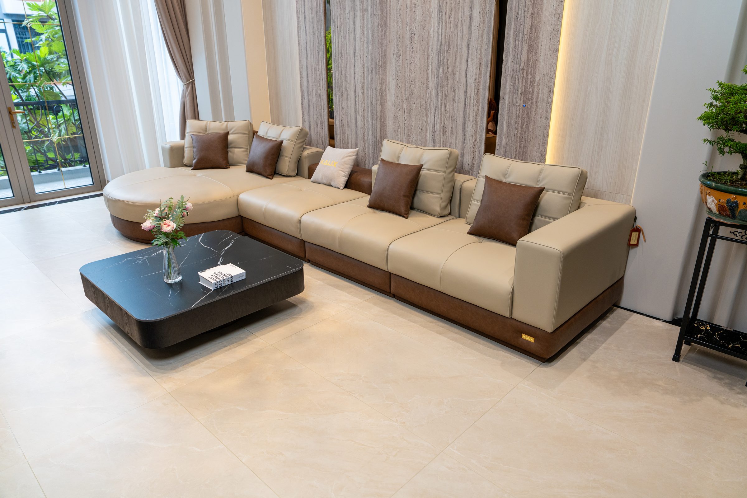 Sofa góc chữ L đủ rộng để tiếp khách trong những dịp sum vầy